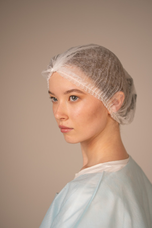 Шапочка-берет Шарлотта, 12г/кв.м, 48см (100 шт/уп, 1000 шт/кор) (6702, белый)